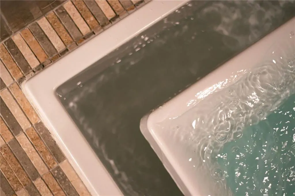 Detailed view of bathtub