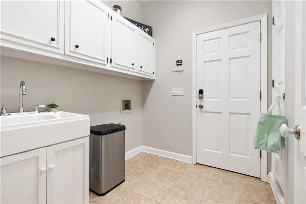 210 Grogans Lake Point, Sandy Springs, Georgia 30350, 4 Bedrooms Bedrooms, ,3 BathroomsBathrooms,Residential,Sold,210 Grogans Lake Point,7443525