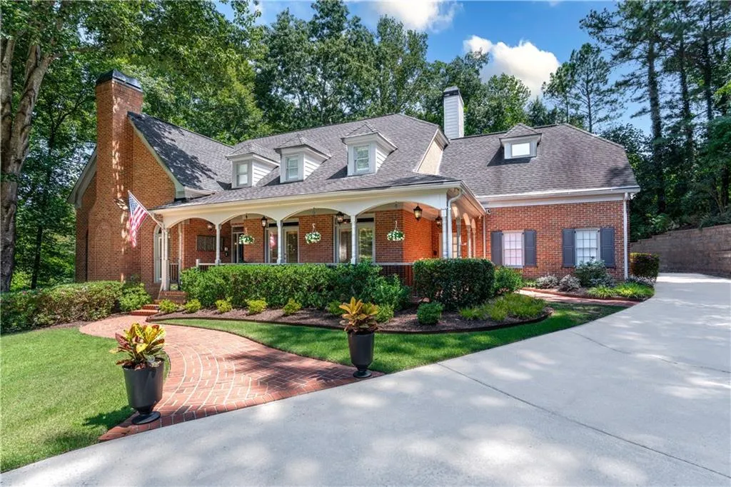 210 Grogans Lake Point, Sandy Springs, Georgia 30350, 4 Bedrooms Bedrooms, ,3 BathroomsBathrooms,Residential,Sold,210 Grogans Lake Point,7443525
