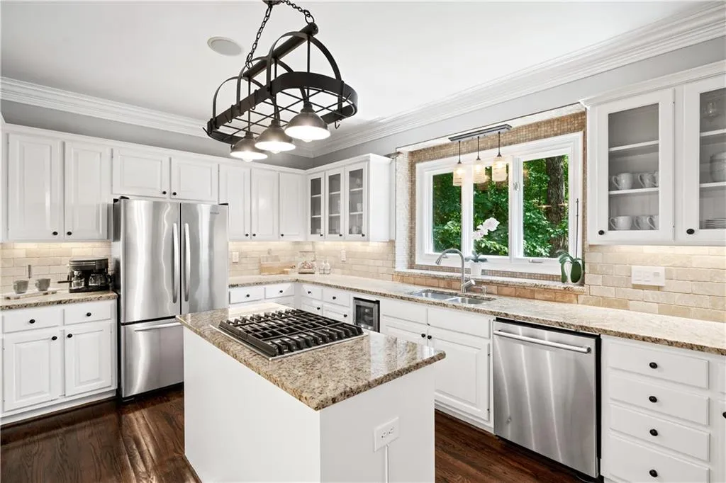 Dining for 12 in this expansive space
