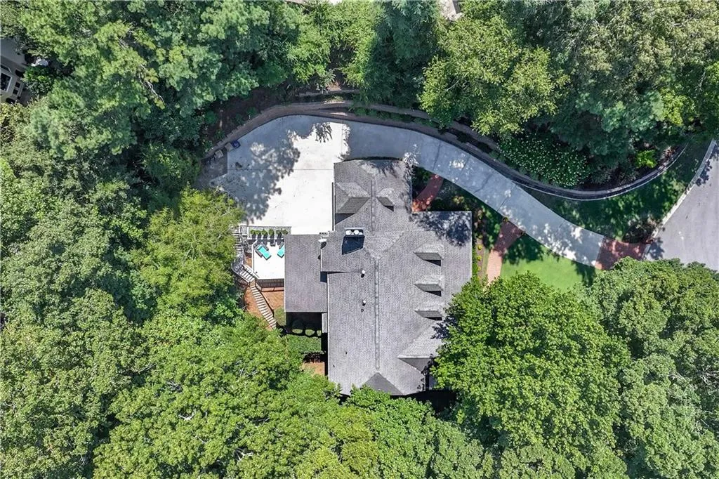 210 Grogans Lake Point, Sandy Springs, Georgia 30350, 4 Bedrooms Bedrooms, ,3 BathroomsBathrooms,Residential,Sold,210 Grogans Lake Point,7443525