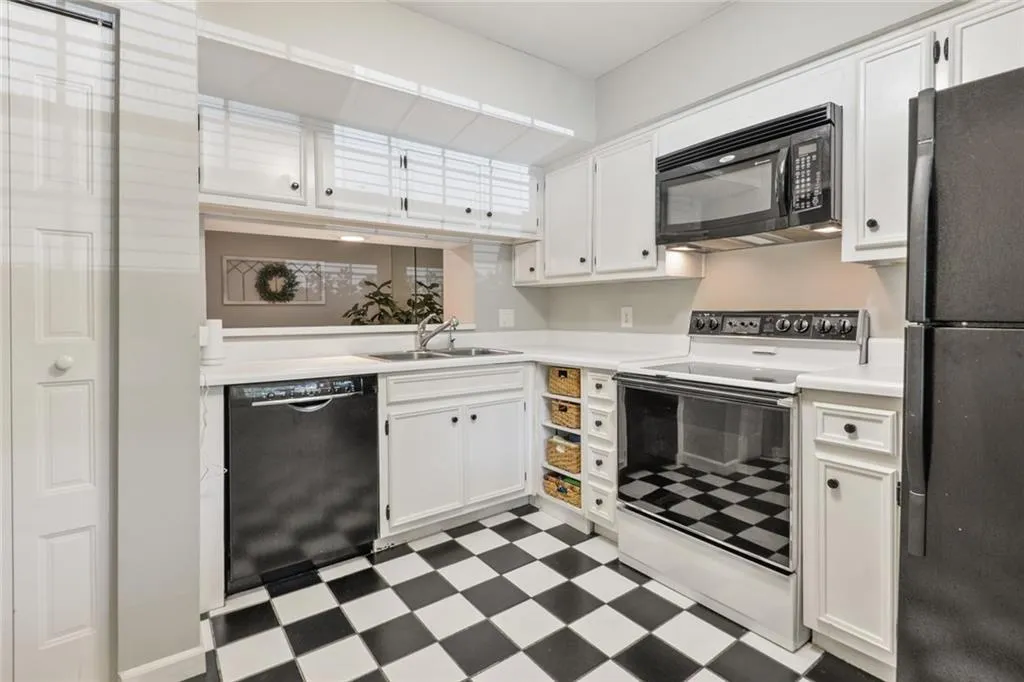 5420 Chemin De Vie, Atlanta, Georgia 30342, 2 Bedrooms Bedrooms, ,2 BathroomsBathrooms,Residential,Sold,5420 Chemin De Vie,6903197