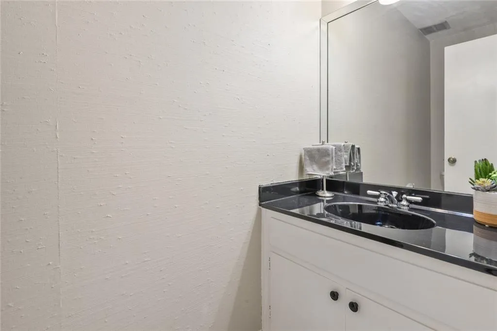 5420 Chemin De Vie, Atlanta, Georgia 30342, 2 Bedrooms Bedrooms, ,2 BathroomsBathrooms,Residential,Sold,5420 Chemin De Vie,6903197