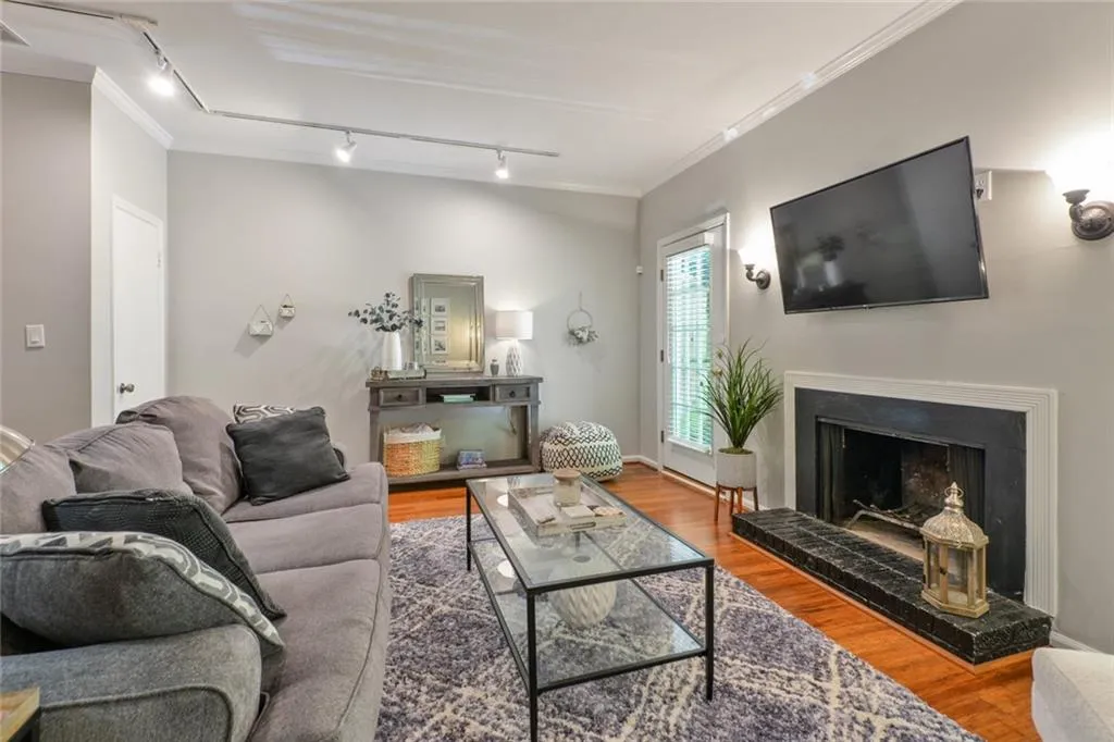 5420 Chemin De Vie, Atlanta, Georgia 30342, 2 Bedrooms Bedrooms, ,2 BathroomsBathrooms,Residential,Sold,5420 Chemin De Vie,6903197