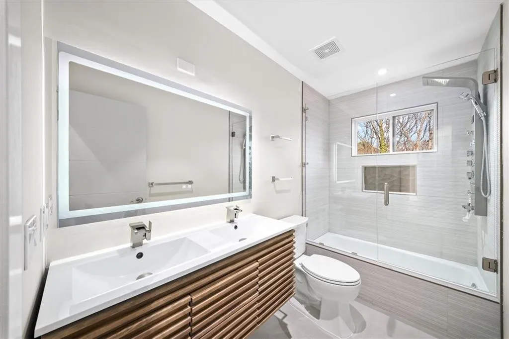 250 Bruton Way, Atlanta, Georgia 30342, 7 Bedrooms Bedrooms, ,4 BathroomsBathrooms,Residential,For Sale,250 Bruton Way,7754642