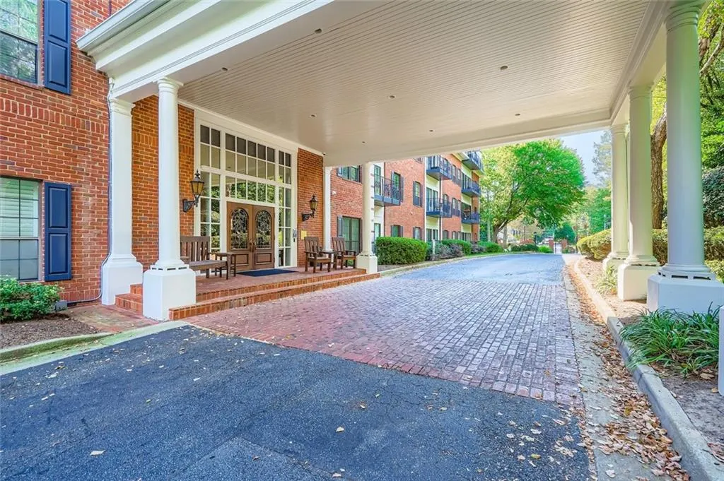 2921 Lenox Road Ne Unit 205, Atlanta, Georgia 30324, 2 Bedrooms Bedrooms, ,2 BathroomsBathrooms,Residential,For Sale,2921 Lenox Road Ne Unit 205,7654516