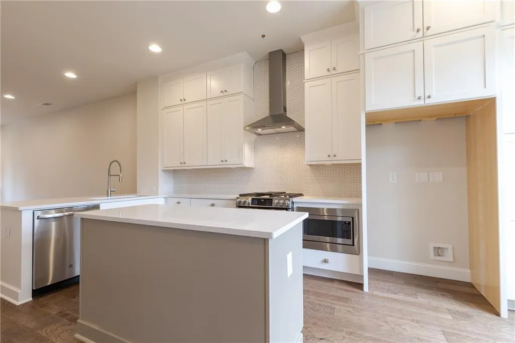 4207 Deming Circle, Atlanta, Georgia 30342, 2 Bedrooms Bedrooms, ,2 BathroomsBathrooms,Residential,Sold,4207 Deming Circle,6536256