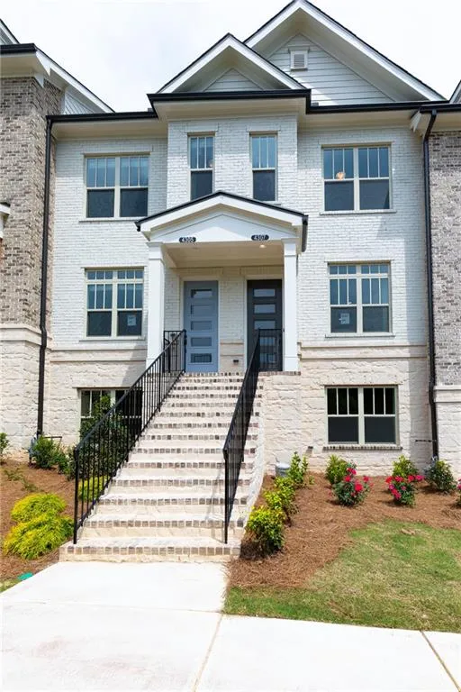4207 Deming Circle, Atlanta, Georgia 30342, 2 Bedrooms Bedrooms, ,2 BathroomsBathrooms,Residential,Sold,4207 Deming Circle,6536256