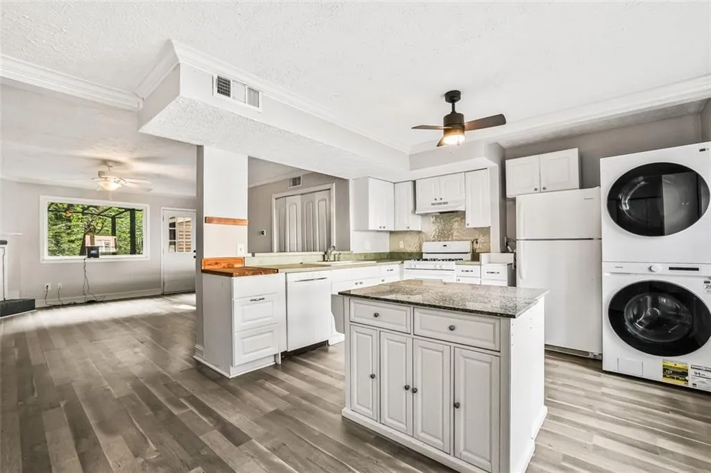 8846 Long Beach Circle, Sandy Springs, Georgia 30350, 2 Bedrooms Bedrooms, ,1 BathroomBathrooms,Residential,For Sale,8846 Long Beach Circle,7627445