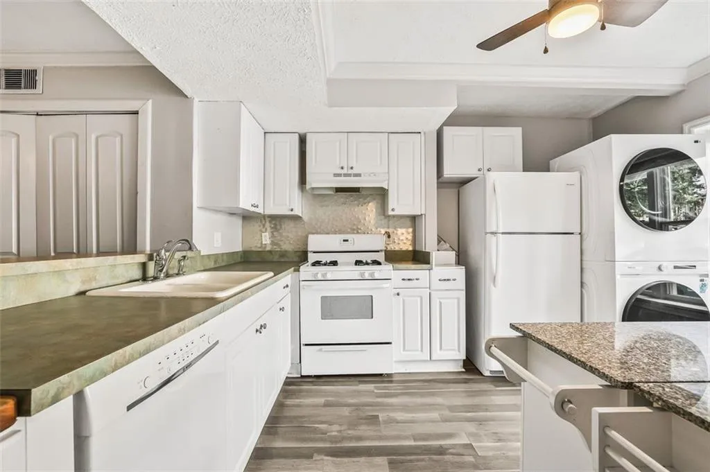 8846 Long Beach Circle, Sandy Springs, Georgia 30350, 2 Bedrooms Bedrooms, ,1 BathroomBathrooms,Residential,For Sale,8846 Long Beach Circle,7627445