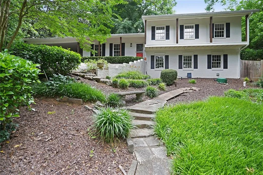 4586 Peachtree Dunwoody Road Ne, Atlanta, Georgia 30342, 4 Bedrooms Bedrooms, ,3 BathroomsBathrooms,Residential,Sold,4586 Peachtree Dunwoody Road Ne,6958645