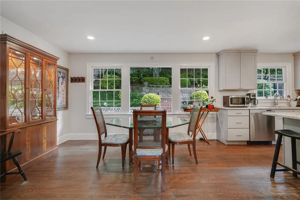 4586 Peachtree Dunwoody Road Ne, Atlanta, Georgia 30342, 4 Bedrooms Bedrooms, ,3 BathroomsBathrooms,Residential,Sold,4586 Peachtree Dunwoody Road Ne,6958645