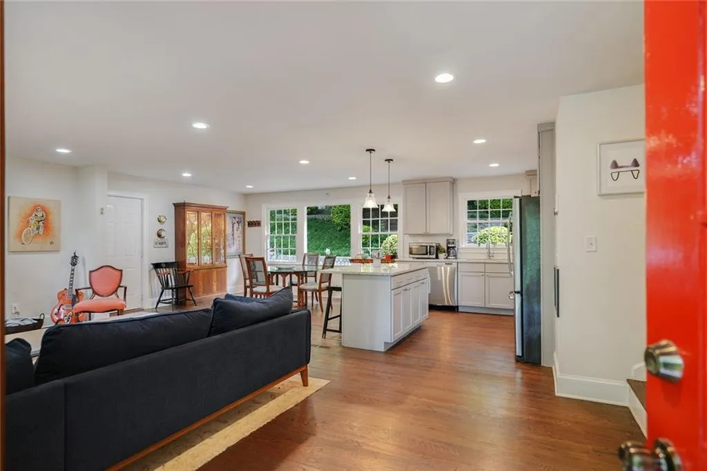 4586 Peachtree Dunwoody Road Ne, Atlanta, Georgia 30342, 4 Bedrooms Bedrooms, ,3 BathroomsBathrooms,Residential,Sold,4586 Peachtree Dunwoody Road Ne,6958645