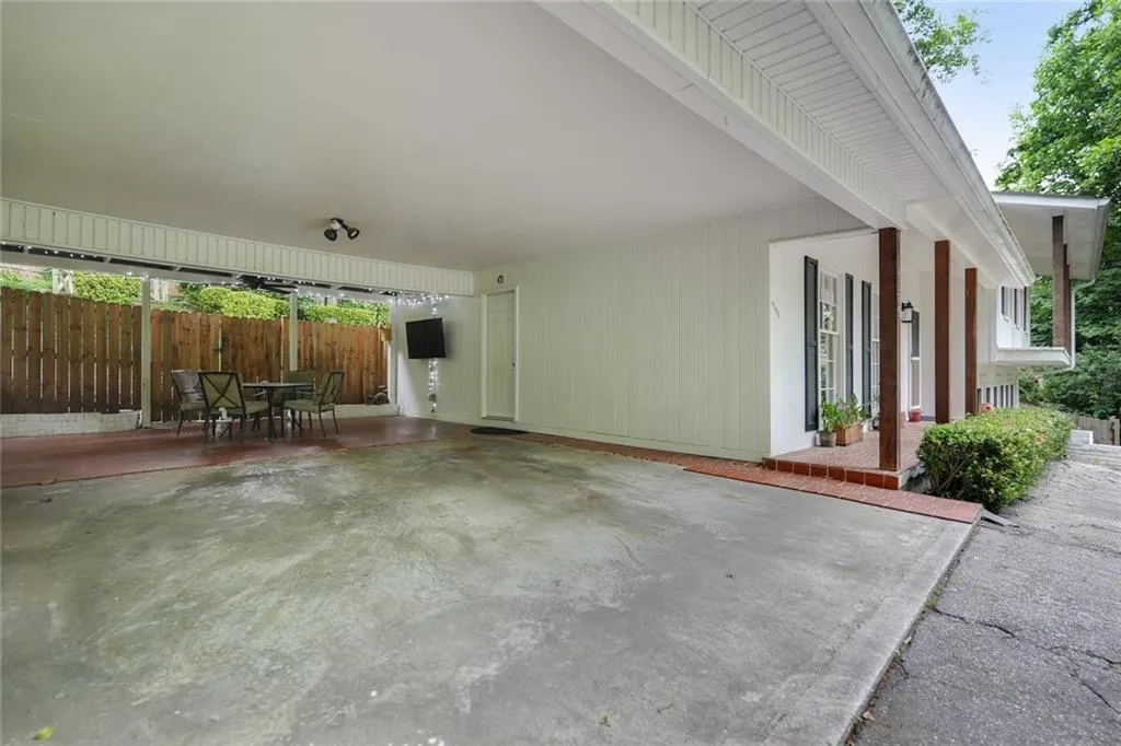 4586 Peachtree Dunwoody Road Ne, Atlanta, Georgia 30342, 4 Bedrooms Bedrooms, ,3 BathroomsBathrooms,Residential,Sold,4586 Peachtree Dunwoody Road Ne,6958645