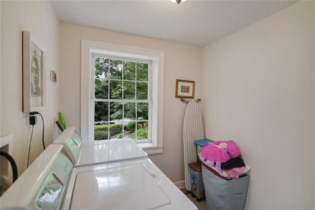 4586 Peachtree Dunwoody Road Ne, Atlanta, Georgia 30342, 4 Bedrooms Bedrooms, ,3 BathroomsBathrooms,Residential,Sold,4586 Peachtree Dunwoody Road Ne,6958645