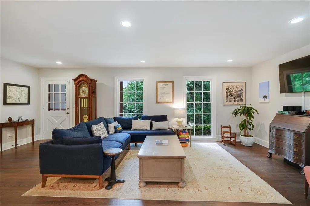 4586 Peachtree Dunwoody Road Ne, Atlanta, Georgia 30342, 4 Bedrooms Bedrooms, ,3 BathroomsBathrooms,Residential,Sold,4586 Peachtree Dunwoody Road Ne,6958645