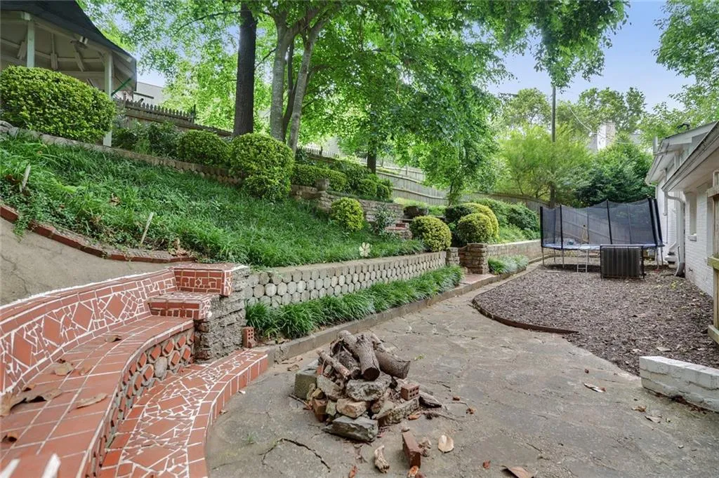 4586 Peachtree Dunwoody Road Ne, Atlanta, Georgia 30342, 4 Bedrooms Bedrooms, ,3 BathroomsBathrooms,Residential,Sold,4586 Peachtree Dunwoody Road Ne,6958645