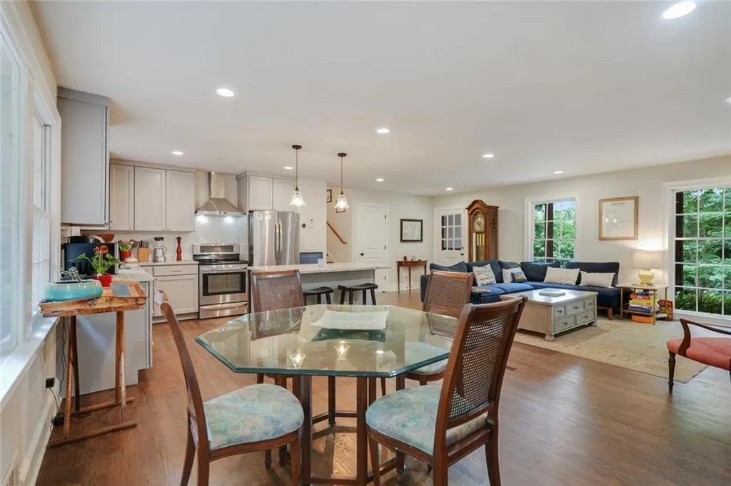 4586 Peachtree Dunwoody Road Ne, Atlanta, Georgia 30342, 4 Bedrooms Bedrooms, ,3 BathroomsBathrooms,Residential,Sold,4586 Peachtree Dunwoody Road Ne,6958645