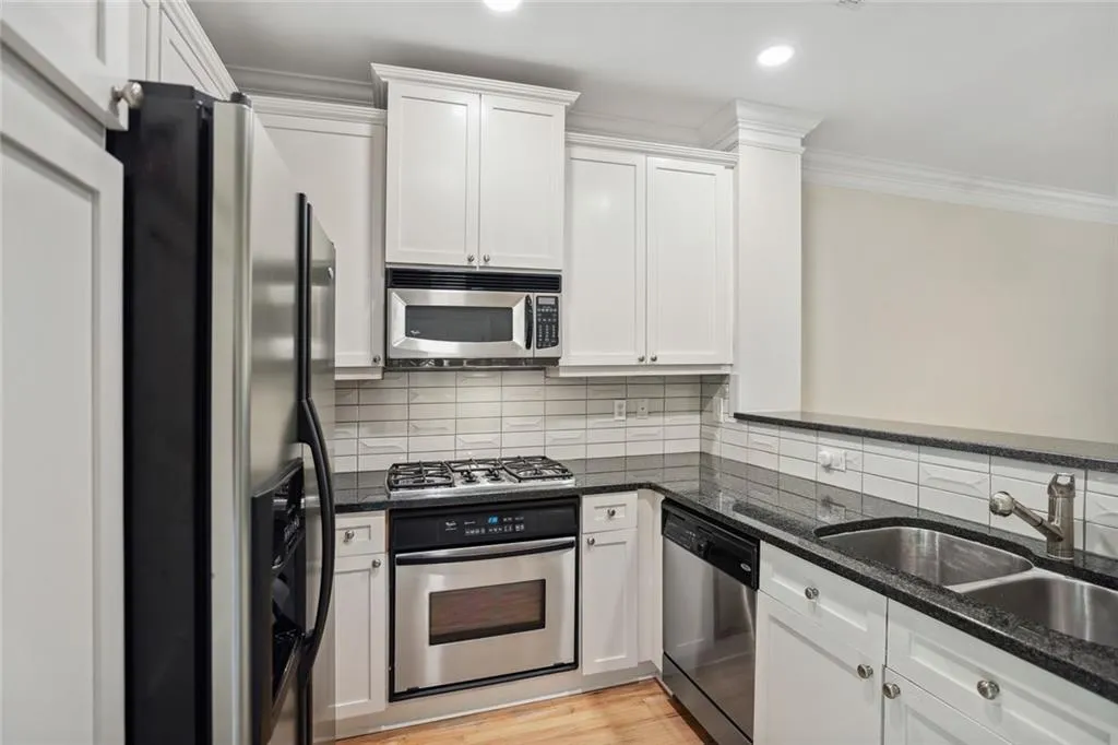 1159 Glenridge Place, Atlanta, Georgia 30342, 1 Bedroom Bedrooms, ,1 BathroomBathrooms,Residential,Sold,1159 Glenridge Place,7101838