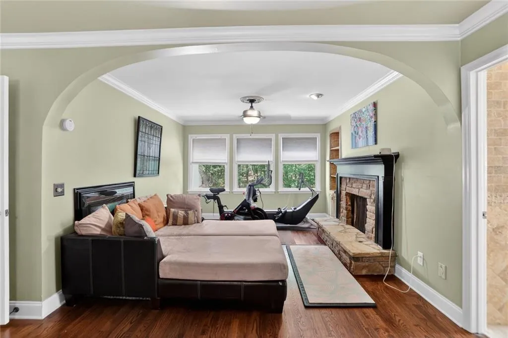 Sitting area with Fireplace