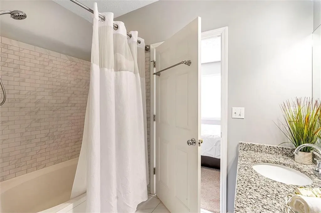 5559 Glenridge Drive Unit 1409, Atlanta, Georgia 30342, 2 Bedrooms Bedrooms, ,2 BathroomsBathrooms,Residential,Sold,5559 Glenridge Drive Unit 1409,7253916