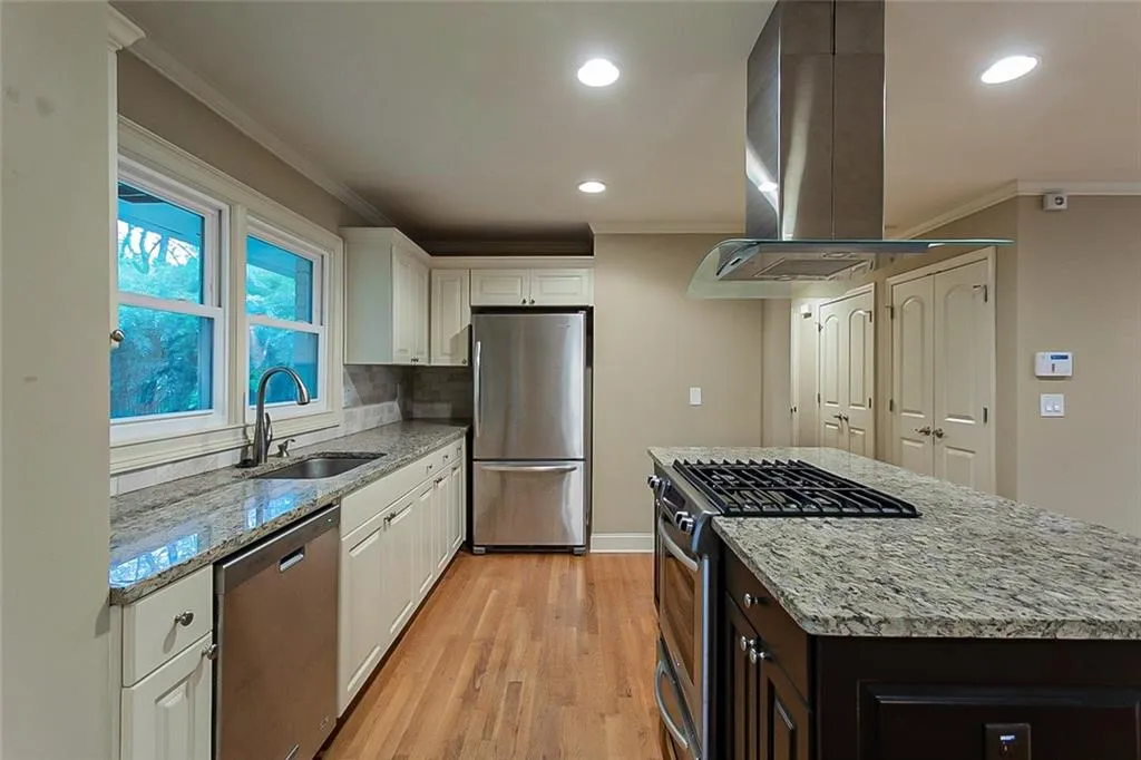 31 W Belle Isle Road, Atlanta, Georgia 30342, 3 Bedrooms Bedrooms, ,2 BathroomsBathrooms,Residential,Sold,31 W Belle Isle Road,7032157