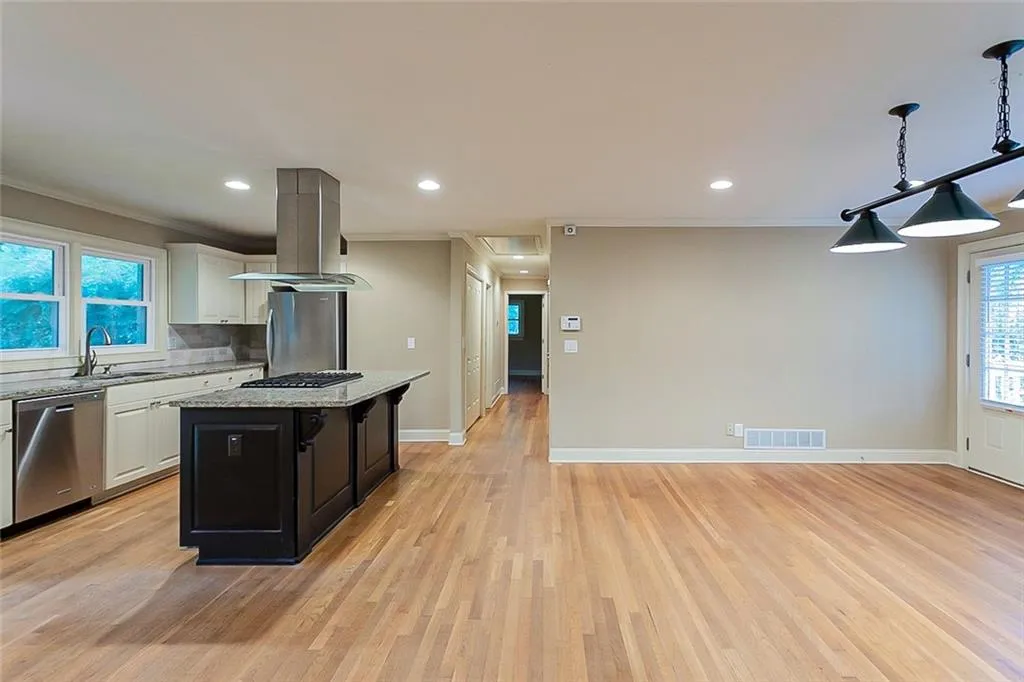 31 W Belle Isle Road, Atlanta, Georgia 30342, 3 Bedrooms Bedrooms, ,2 BathroomsBathrooms,Residential,Sold,31 W Belle Isle Road,7032157