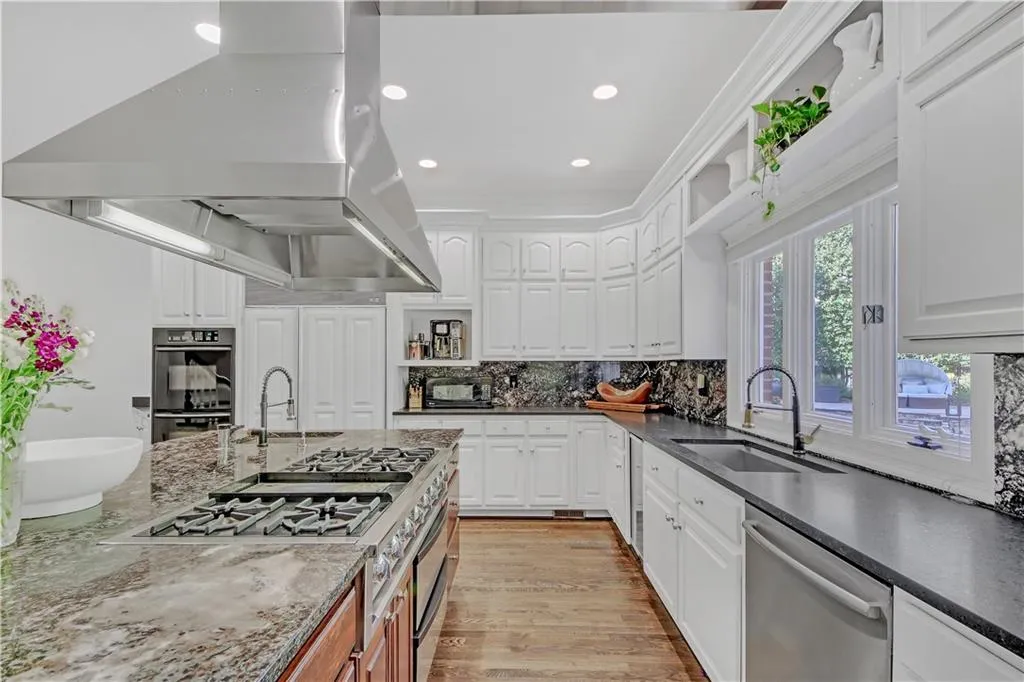 745 Riley Place, Atlanta, Georgia 30327, 6 Bedrooms Bedrooms, ,7 BathroomsBathrooms,Residential,Sold,745 Riley Place,7487641