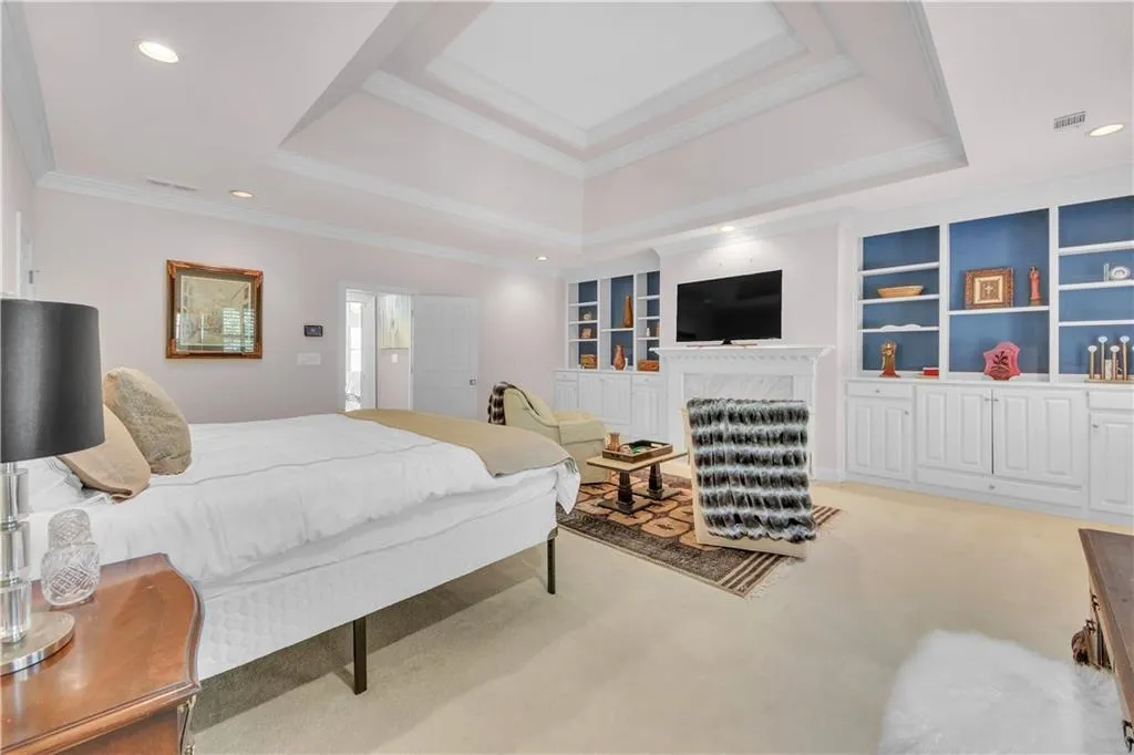 Upstairs 2nd Primary bedroom