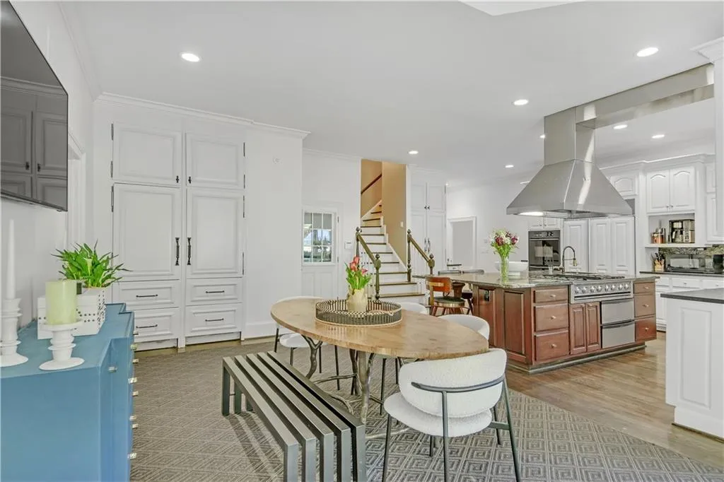 745 Riley Place, Atlanta, Georgia 30327, 6 Bedrooms Bedrooms, ,7 BathroomsBathrooms,Residential,Sold,745 Riley Place,7487641