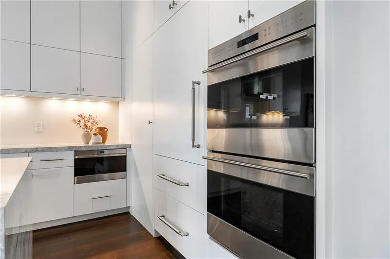 3376 Peachtree Road Unit 1, Atlanta, Georgia 30326, 3 Bedrooms Bedrooms, ,3 BathroomsBathrooms,Residential,For Sale,3376 Peachtree Road Unit 1,7585122
