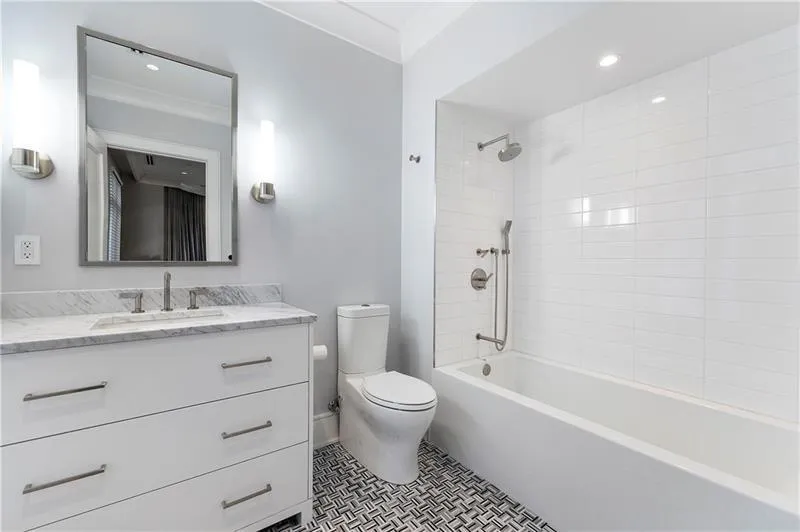 3376 Peachtree Road Unit 1, Atlanta, Georgia 30326, 3 Bedrooms Bedrooms, ,3 BathroomsBathrooms,Residential,For Sale,3376 Peachtree Road Unit 1,7585122