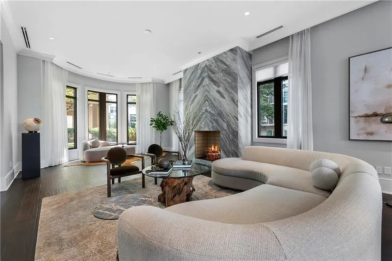 3376 Peachtree Road Unit 1, Atlanta, Georgia 30326, 3 Bedrooms Bedrooms, ,3 BathroomsBathrooms,Residential,For Sale,3376 Peachtree Road Unit 1,7585122