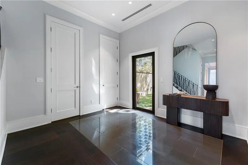 3376 Peachtree Road Unit 1, Atlanta, Georgia 30326, 3 Bedrooms Bedrooms, ,3 BathroomsBathrooms,Residential,For Sale,3376 Peachtree Road Unit 1,7585122