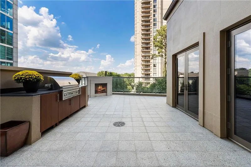 3376 Peachtree Road Unit 1, Atlanta, Georgia 30326, 3 Bedrooms Bedrooms, ,3 BathroomsBathrooms,Residential,For Sale,3376 Peachtree Road Unit 1,7585122