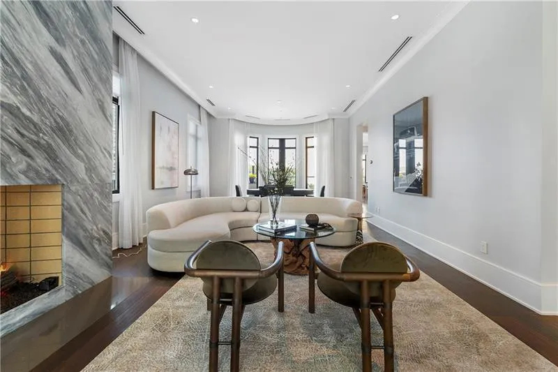 3376 Peachtree Road Unit 1, Atlanta, Georgia 30326, 3 Bedrooms Bedrooms, ,3 BathroomsBathrooms,Residential,For Sale,3376 Peachtree Road Unit 1,7585122