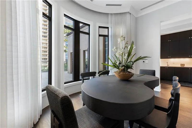 3376 Peachtree Road Unit 1, Atlanta, Georgia 30326, 3 Bedrooms Bedrooms, ,3 BathroomsBathrooms,Residential,For Sale,3376 Peachtree Road Unit 1,7585122