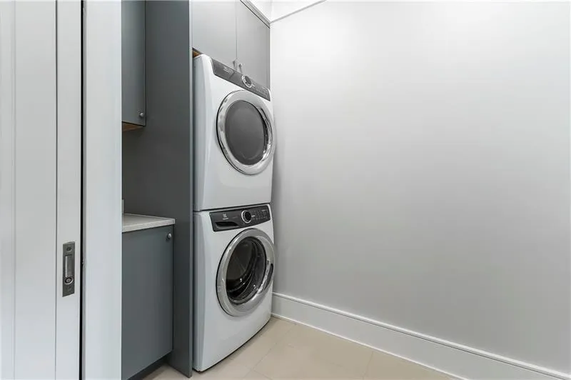 3376 Peachtree Road Unit 1, Atlanta, Georgia 30326, 3 Bedrooms Bedrooms, ,3 BathroomsBathrooms,Residential,For Sale,3376 Peachtree Road Unit 1,7585122