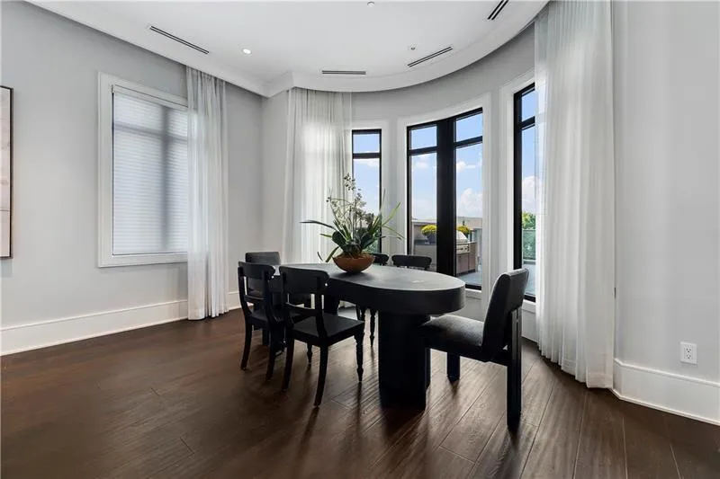 3376 Peachtree Road Unit 1, Atlanta, Georgia 30326, 3 Bedrooms Bedrooms, ,3 BathroomsBathrooms,Residential,For Sale,3376 Peachtree Road Unit 1,7585122