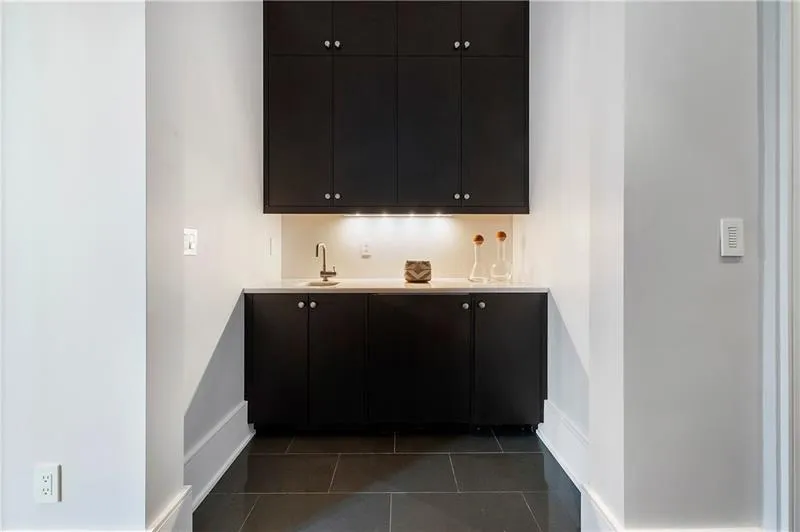 3376 Peachtree Road Unit 1, Atlanta, Georgia 30326, 3 Bedrooms Bedrooms, ,3 BathroomsBathrooms,Residential,For Sale,3376 Peachtree Road Unit 1,7585122