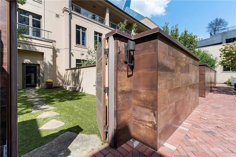 3376 Peachtree Road Unit 1, Atlanta, Georgia 30326, 3 Bedrooms Bedrooms, ,3 BathroomsBathrooms,Residential,For Sale,3376 Peachtree Road Unit 1,7585122