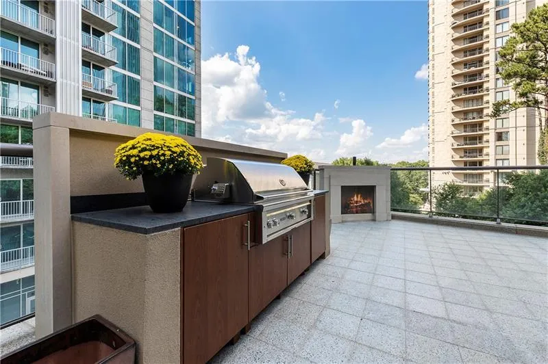 3376 Peachtree Road Unit 1, Atlanta, Georgia 30326, 3 Bedrooms Bedrooms, ,3 BathroomsBathrooms,Residential,For Sale,3376 Peachtree Road Unit 1,7585122