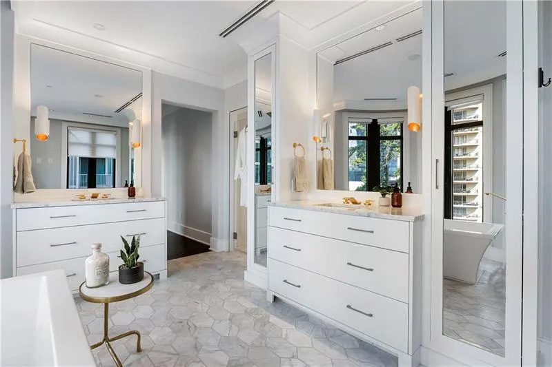 3376 Peachtree Road Unit 1, Atlanta, Georgia 30326, 3 Bedrooms Bedrooms, ,3 BathroomsBathrooms,Residential,For Sale,3376 Peachtree Road Unit 1,7585122