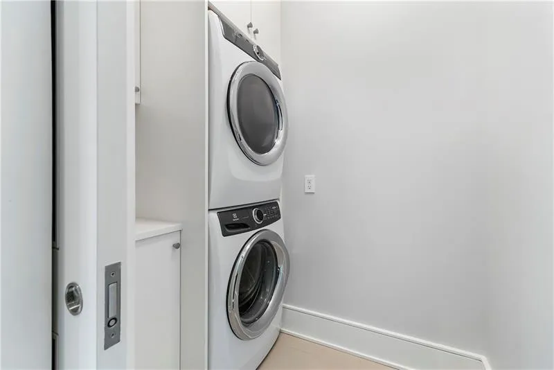 3376 Peachtree Road Unit 1, Atlanta, Georgia 30326, 3 Bedrooms Bedrooms, ,3 BathroomsBathrooms,Residential,For Sale,3376 Peachtree Road Unit 1,7585122