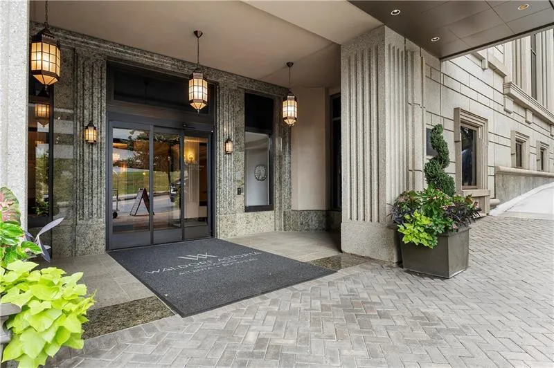 3376 Peachtree Road Unit 1, Atlanta, Georgia 30326, 3 Bedrooms Bedrooms, ,3 BathroomsBathrooms,Residential,For Sale,3376 Peachtree Road Unit 1,7585122
