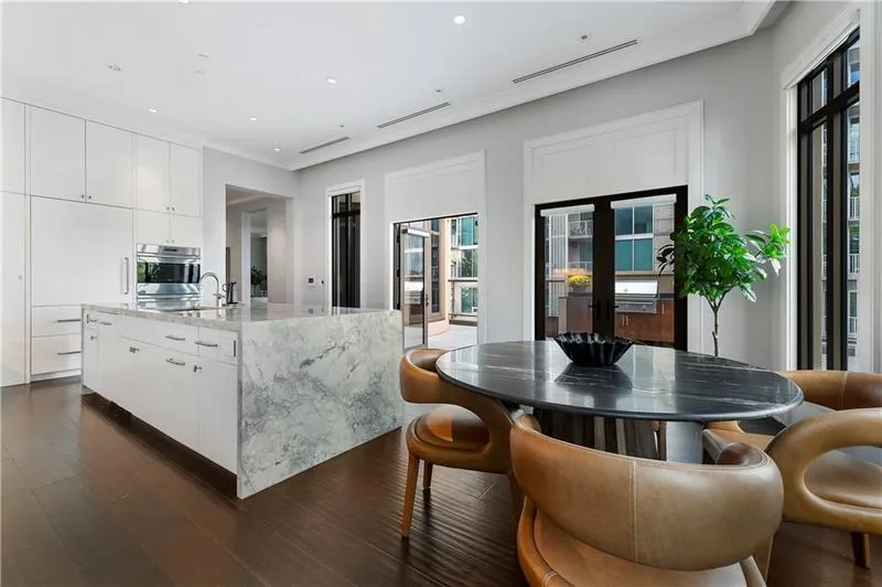 3376 Peachtree Road Unit 1, Atlanta, Georgia 30326, 3 Bedrooms Bedrooms, ,3 BathroomsBathrooms,Residential,For Sale,3376 Peachtree Road Unit 1,7585122