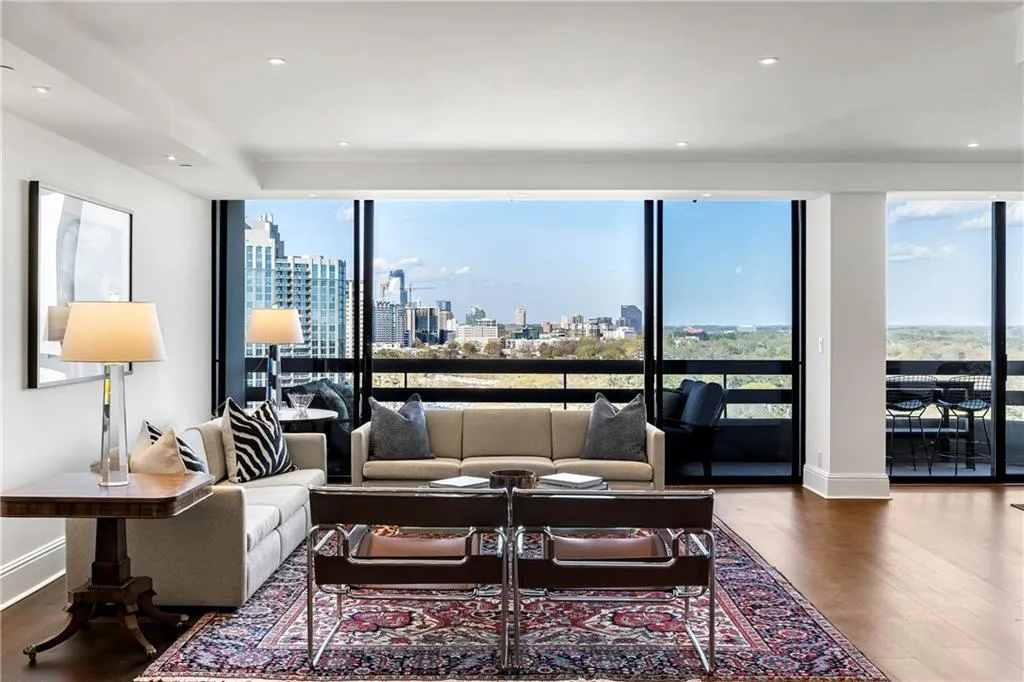 2660 Peachtree Road Nw Unit 26f, Atlanta, Georgia 30305, 2 Bedrooms Bedrooms, ,2 BathroomsBathrooms,Residential,Sold,2660 Peachtree Road Nw Unit 26f,7547307