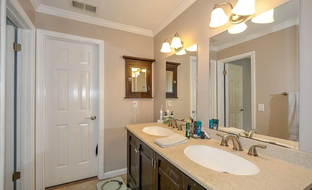 301 Brandywine Circle, Sandy Springs, Georgia 30350, 3 Bedrooms Bedrooms, ,2 BathroomsBathrooms,Residential,Sold,301 Brandywine Circle,6588571