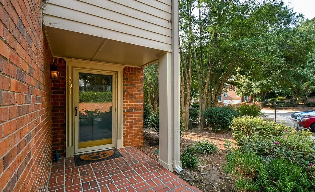 301 Brandywine Circle, Sandy Springs, Georgia 30350, 3 Bedrooms Bedrooms, ,2 BathroomsBathrooms,Residential,Sold,301 Brandywine Circle,6588571