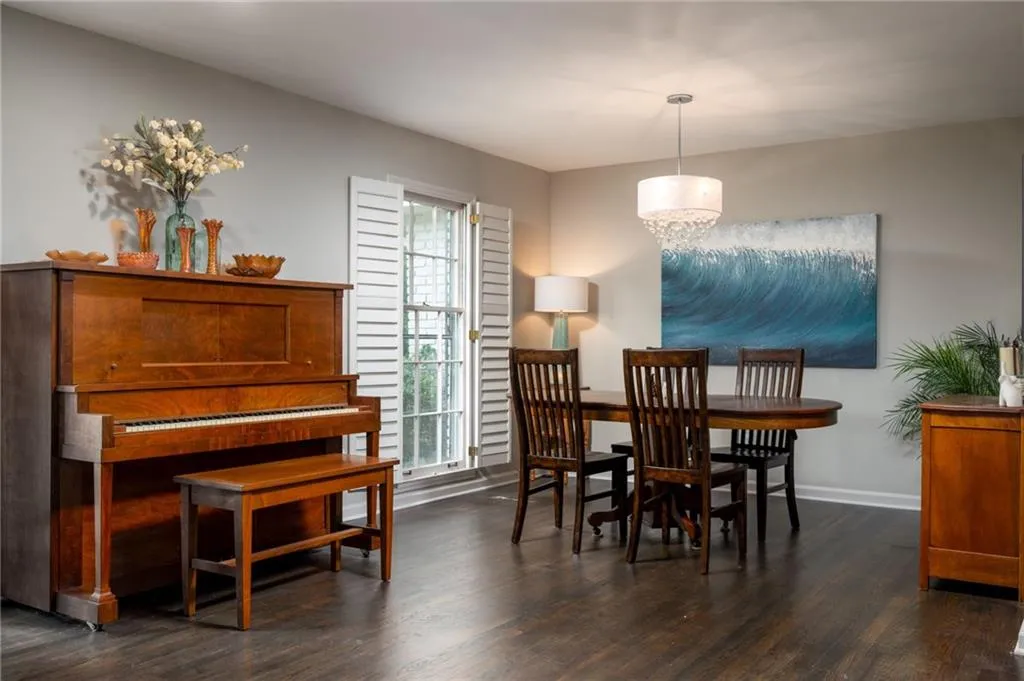 7135 Dunhill Terrace, Atlanta, Georgia 30328, 5 Bedrooms Bedrooms, ,3 BathroomsBathrooms,Residential,Sold,7135 Dunhill Terrace,6897787